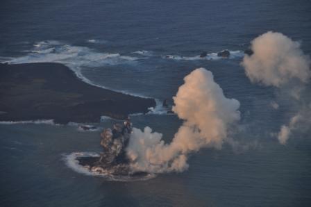 東京都小笠原村西之島付近の新島噴火の様子１　【１１月２０日撮影】