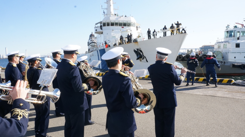 インド沿岸警備隊の巡視船「ＳＨＡＵＮＡＫ」を演奏で出迎える音楽隊