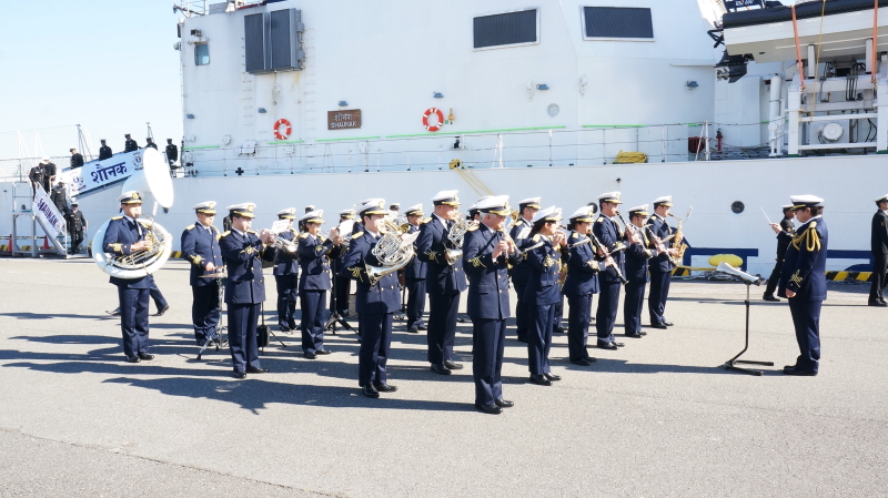 上陸する巡視船「ＳＨＡＵＮＡＫ」乗組員と歓迎の演奏を行う音楽隊