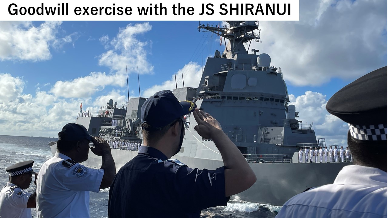 海上自衛隊護衛艦とキリバス巡視船による親善訓練