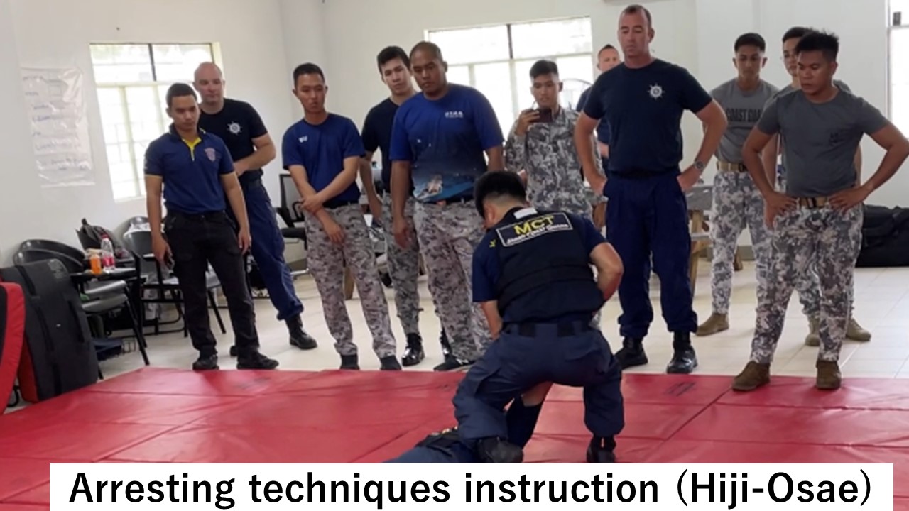 Arresting techniques instruction (Hiji-osae)