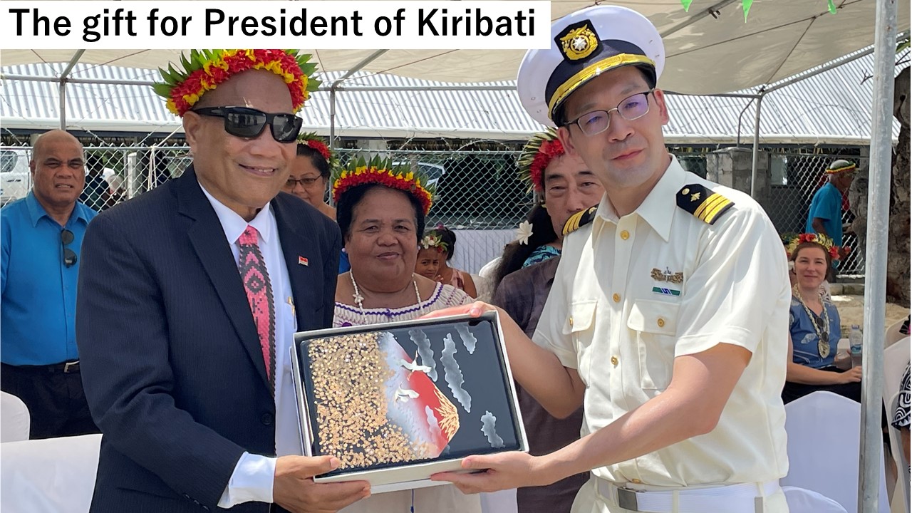 キリバス大統領へ記念品贈呈