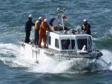 八戸港内の水深を測量調査中の測量船「昭洋」搭載艇