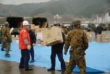 博多港からの支援物資の引渡し作業を行う巡視船[ ちくぜん」