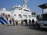 支援物資「アイマット６００枚」（身体保護・緊急搬送用マット）を宮城県に引き渡す巡視船「はかた」
