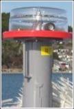 灯台の仮灯火の設置作業に当たる特殊救難隊員