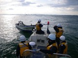 搭載艇を使用して曳航準備作業を行う巡視船「のと」乗組員