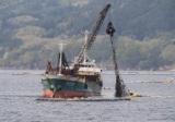 漂流物を回収する当庁委託の民間作業船