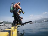 行方不明者の潜水捜索を行う巡視船「いすず」潜水士