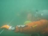 行方不明者の潜水捜索を行う巡視船「やひこ」潜水士